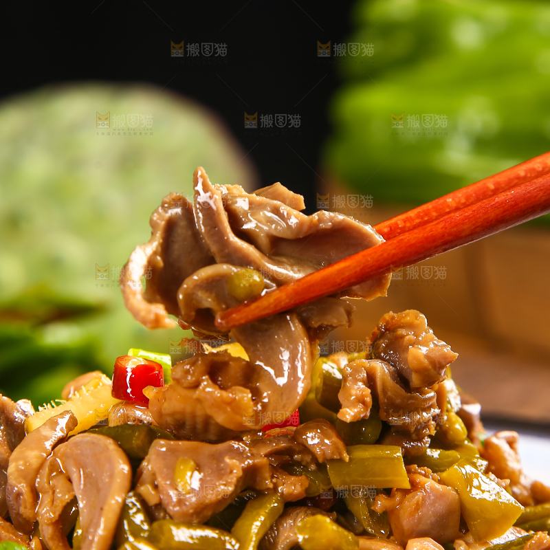 筷子上夹着鸡胗