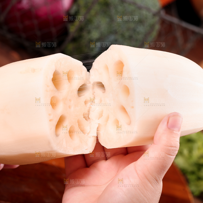 手里拿着两节洪湖粉藕