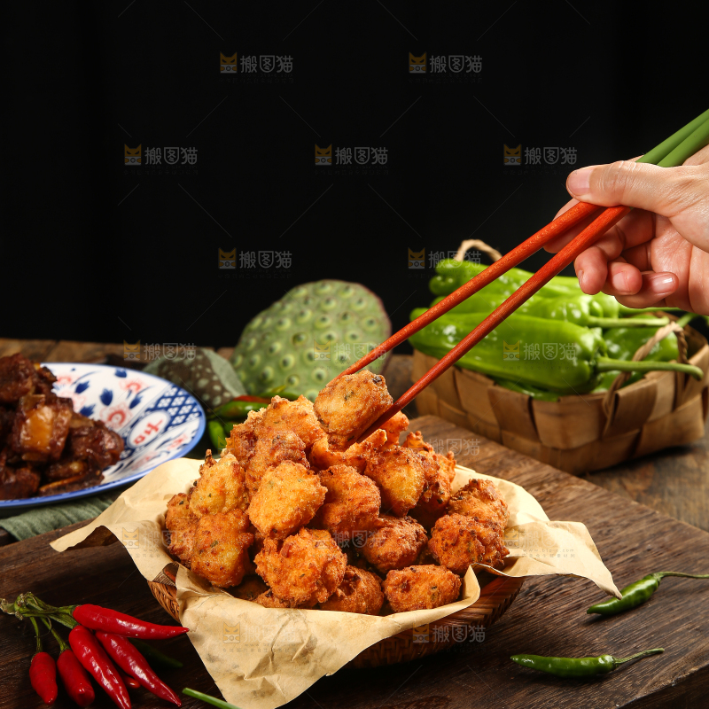 筷子上夹着豆腐丸子