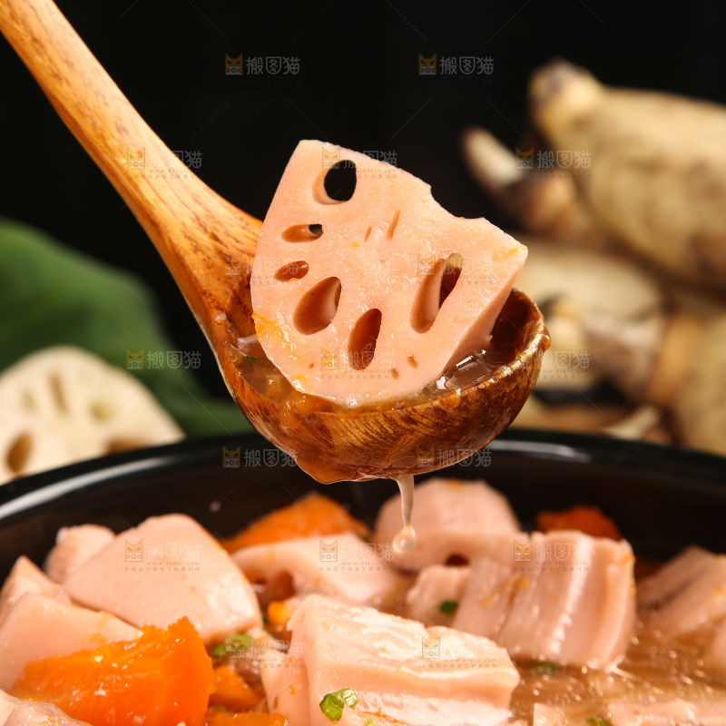 勺子上挖着莲藕汤