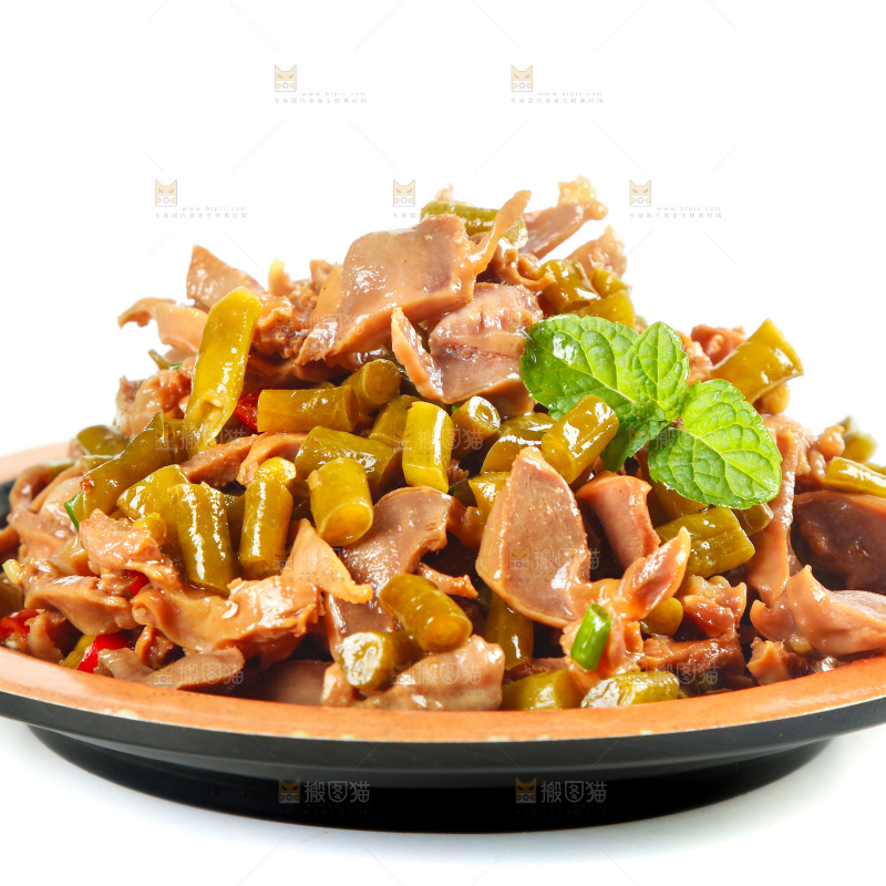 白底上摆放着一盘酸豆角炒鸡胗