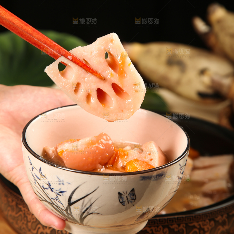 筷子上夹着莲藕