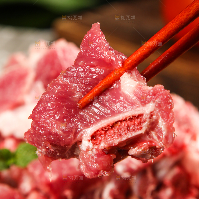 筷子上夹着排骨