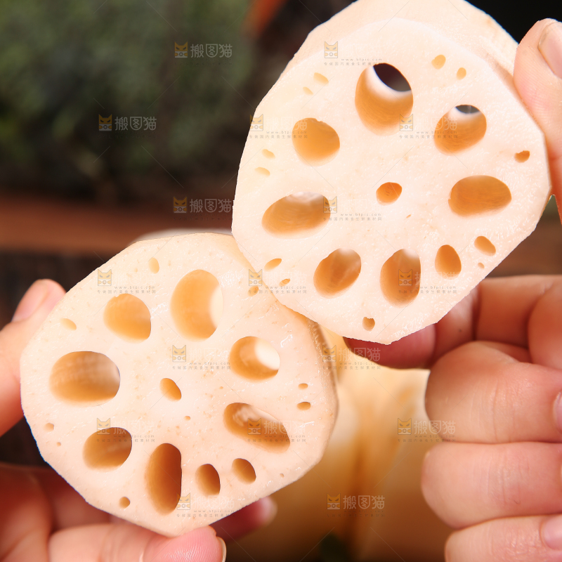 手里拿着莲藕