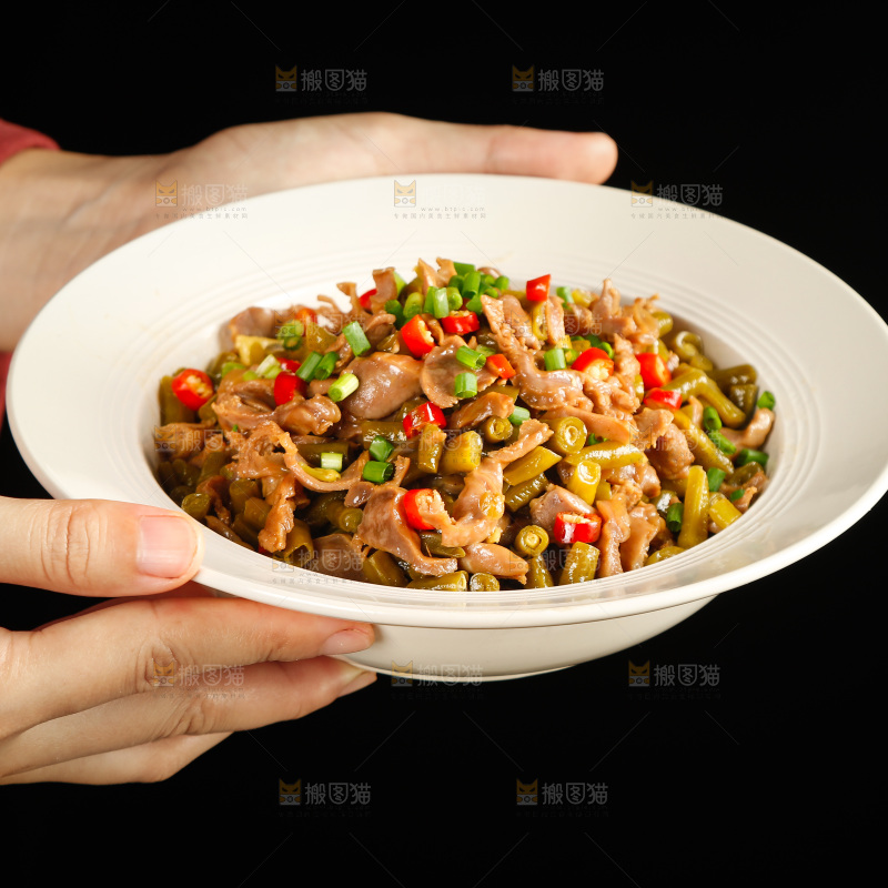手里端着一盘酸辣鸡胗