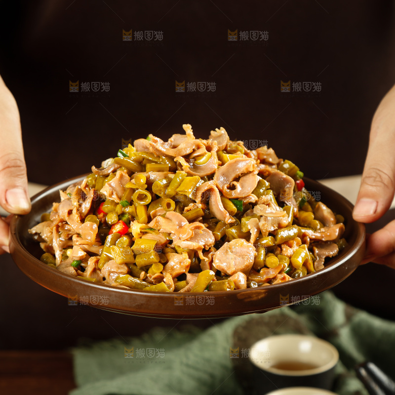 手里端着一盘酸辣鸡胗