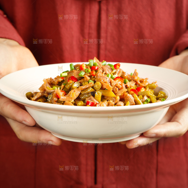 手里端着一盘酸辣鸡胗