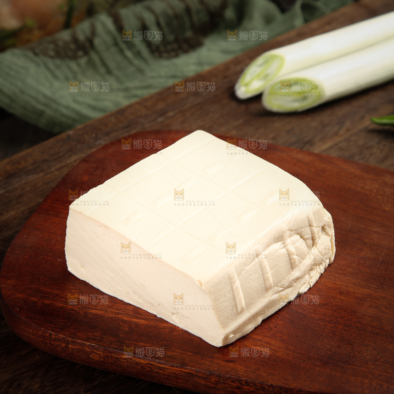 木底上放着鲜豆腐