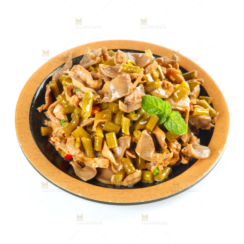 白底上摆放着一盘酸豆角炒鸡胗