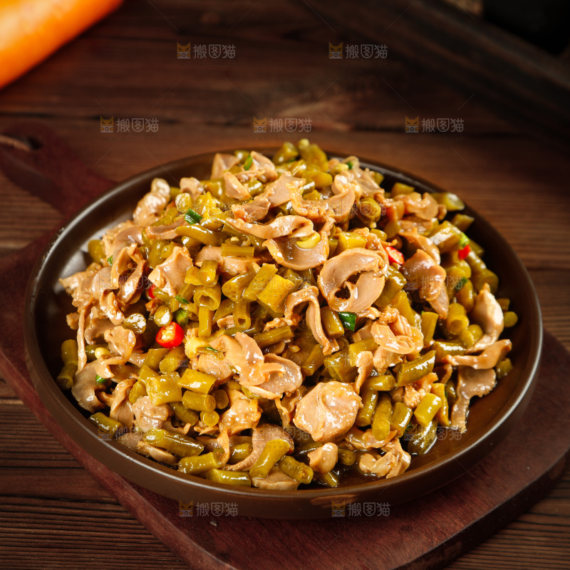 木底上放着一盘酸豆角炒鸡胗