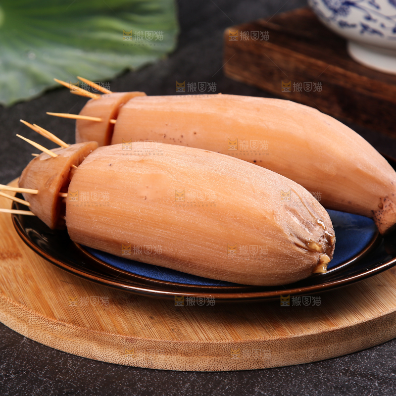 盘子里放着两节糯米藕