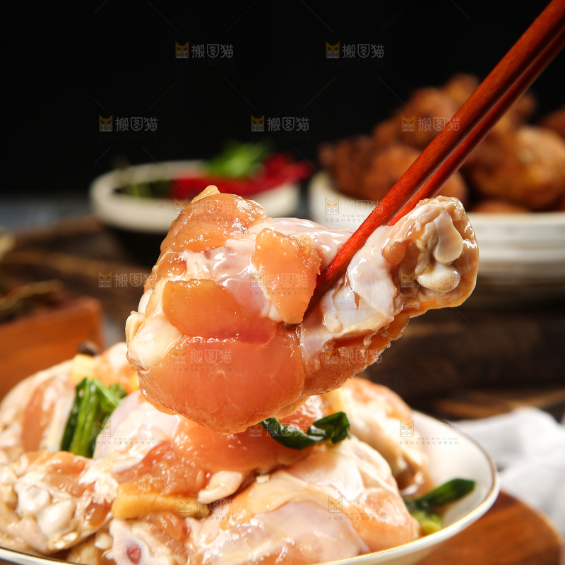 筷子上夹着小鸡腿