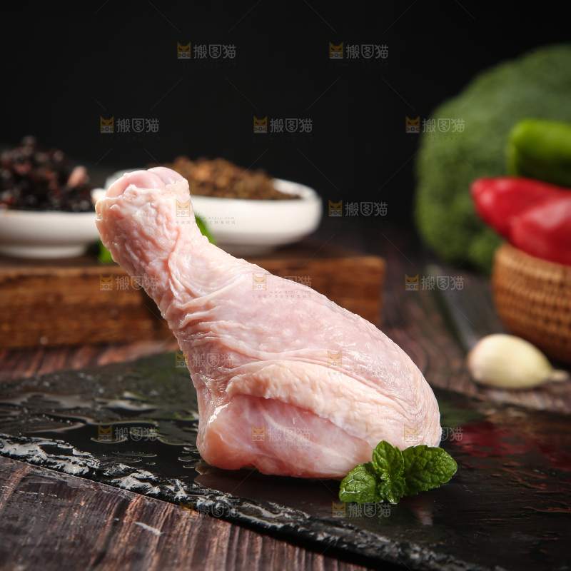 黑石板上放着生鸡腿