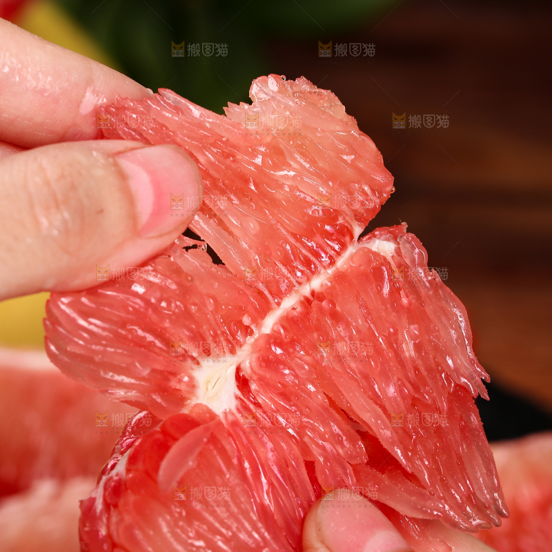 手里拿着红柚