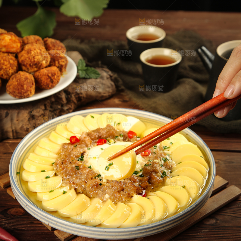 筷子上夹着鸡蛋豆腐