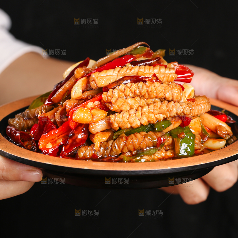 手里端着一盘香辣鱿鱼