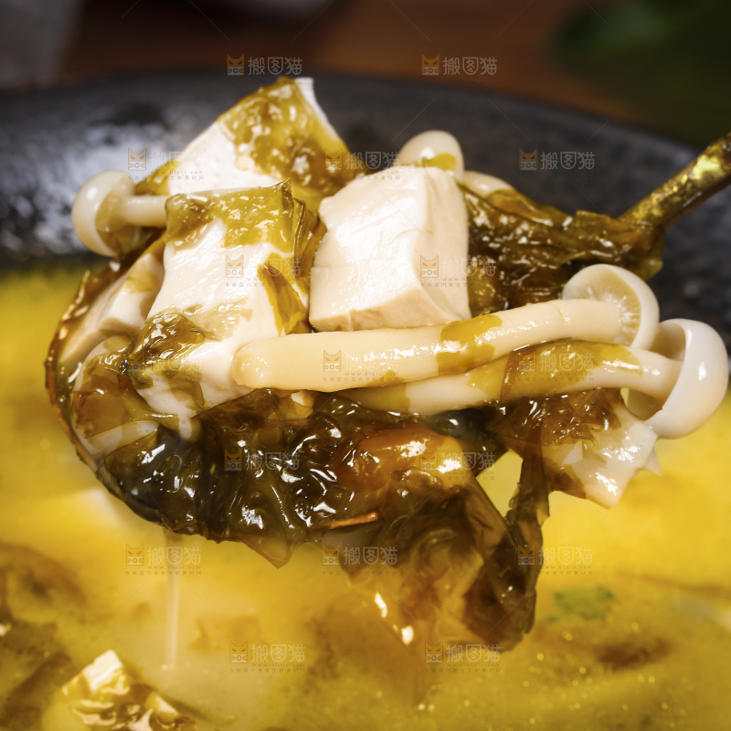勺子上挖着豆腐白玉菇