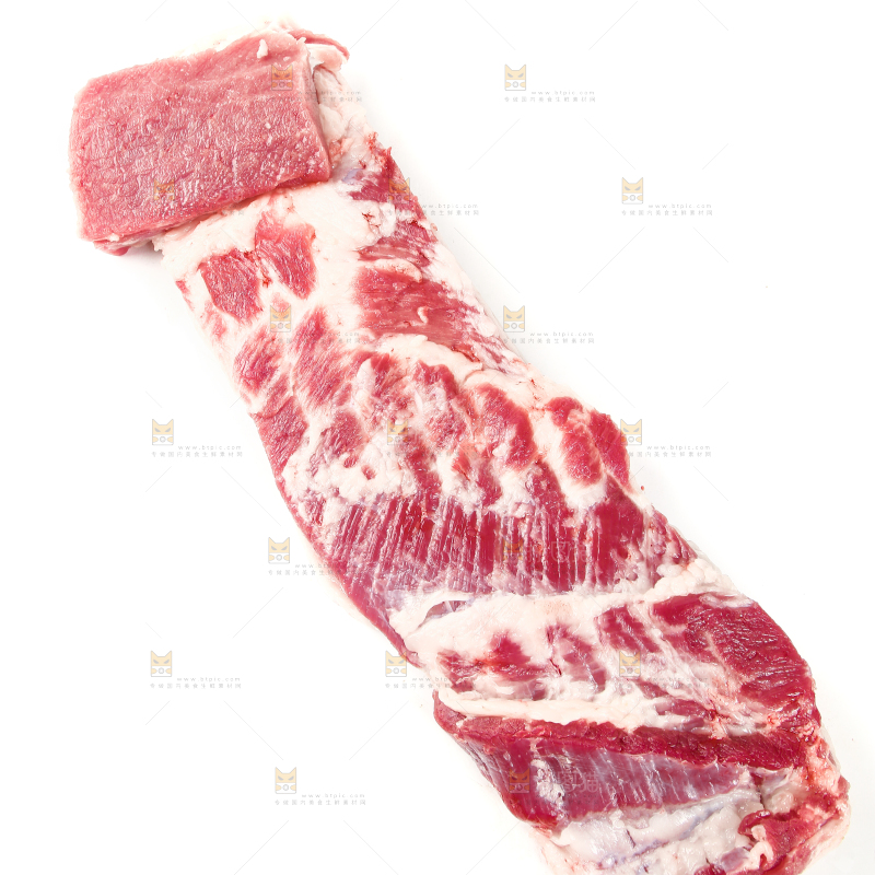 白底上放着猪肉