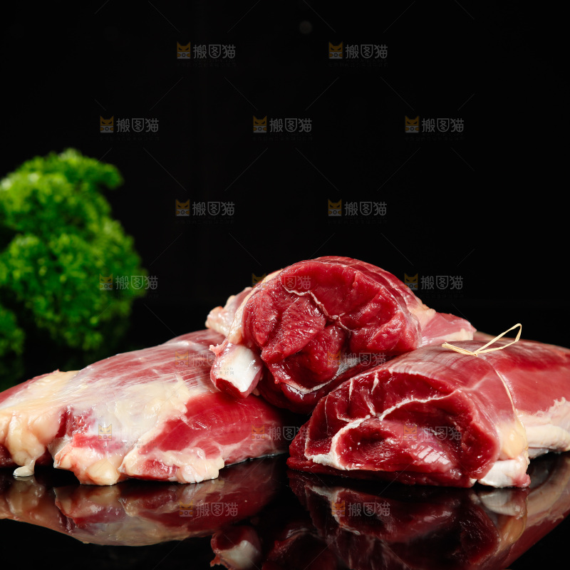 黑底上放着新鲜牛腱子肉