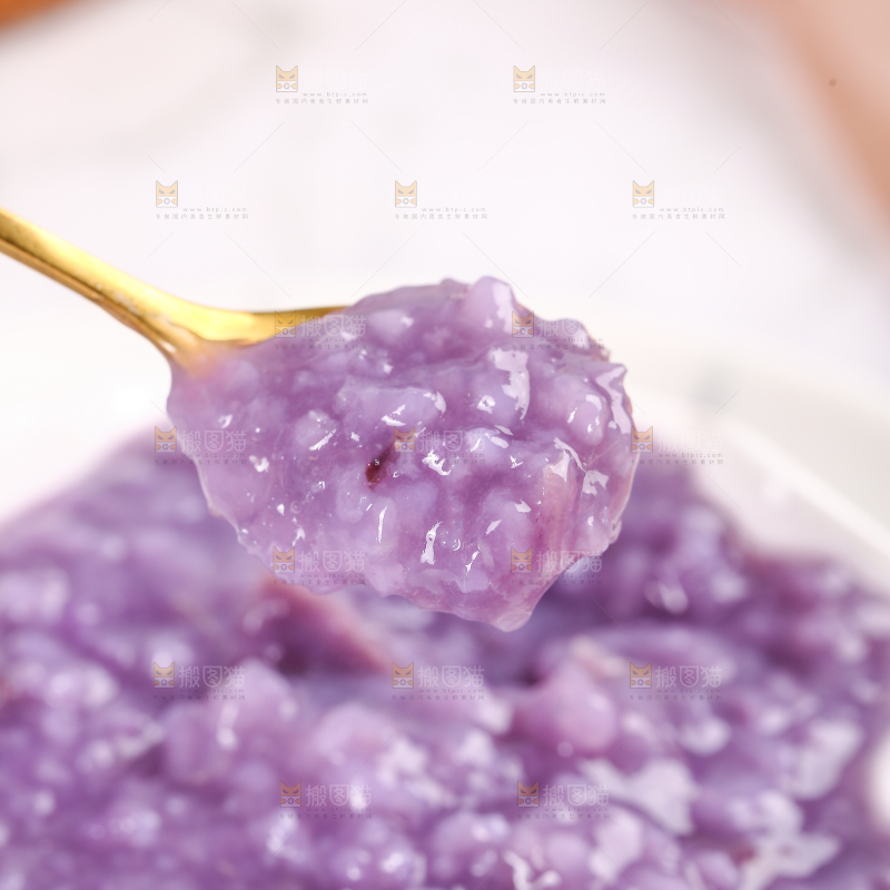 勺子上舀着紫薯稀饭