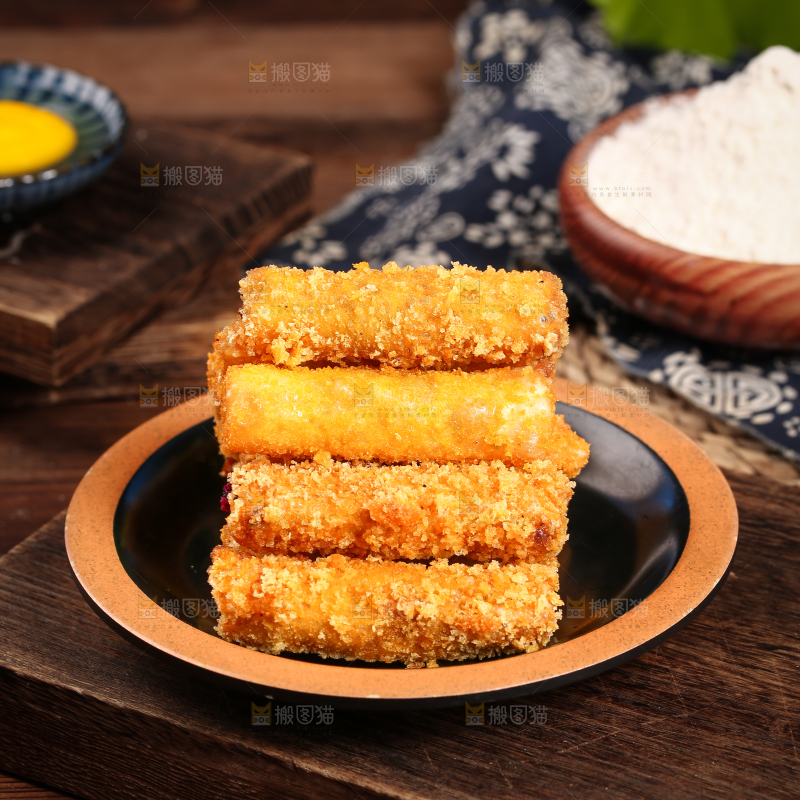 木底上放着一盘香酥紫薯条