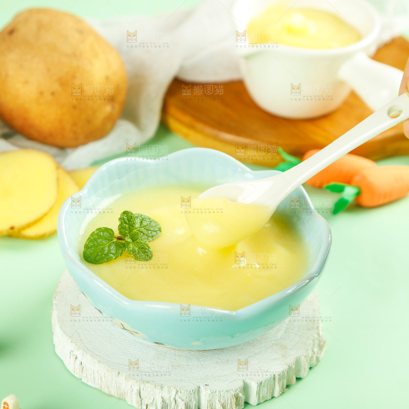 勺子上舀着土豆泥