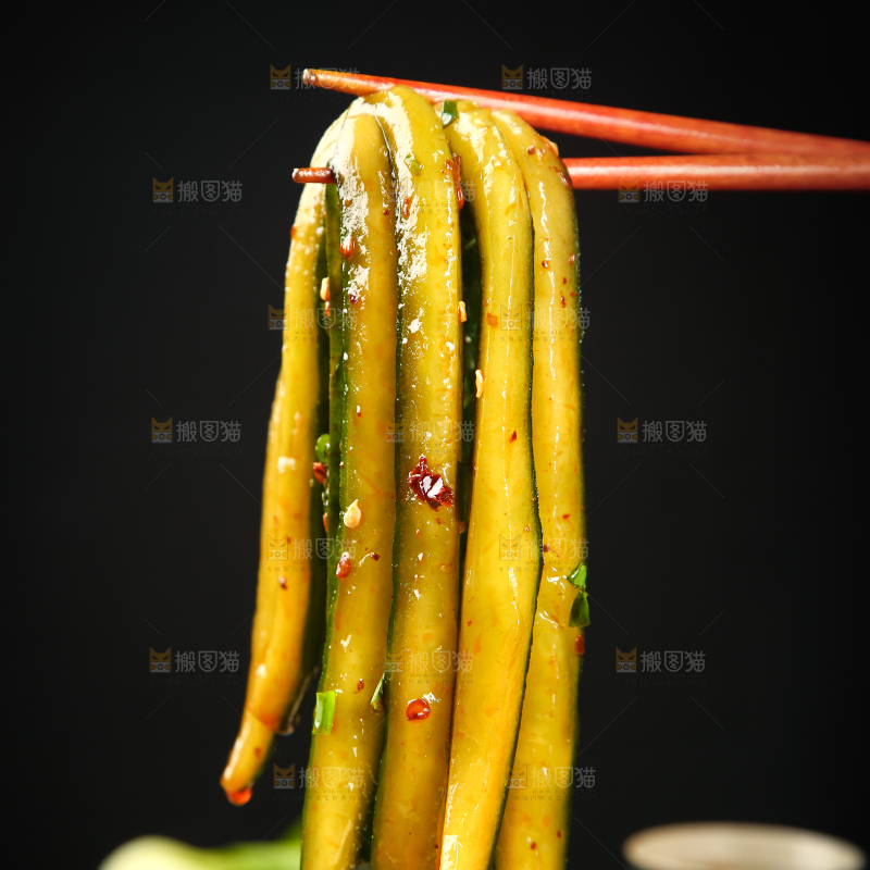 筷子上夹着腌制黄瓜条