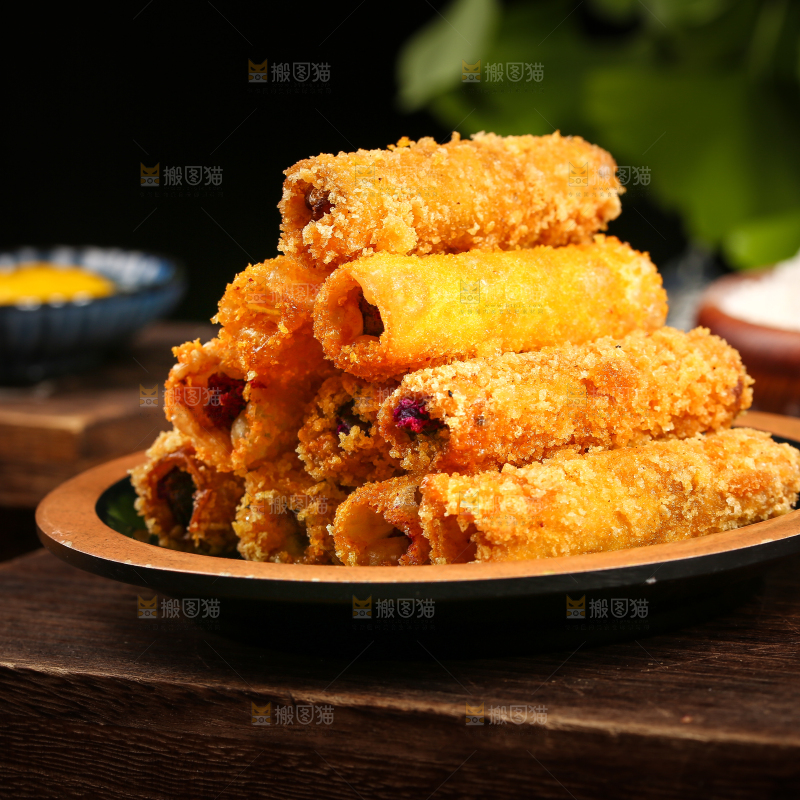 木底上放着一盘香酥紫薯条