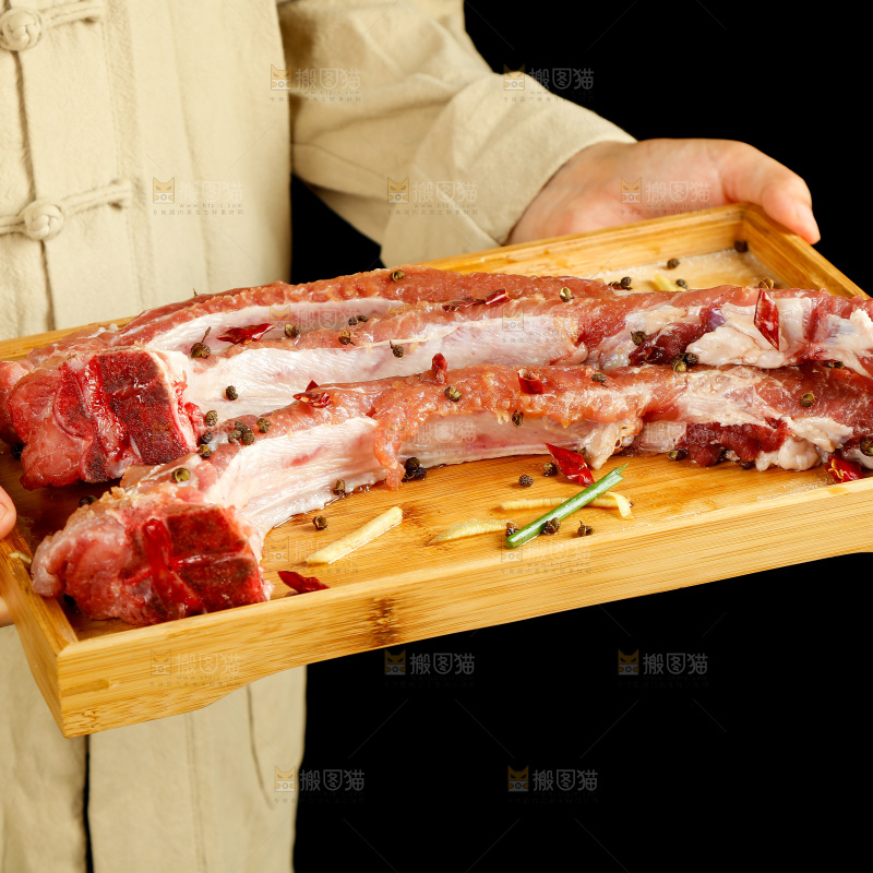 木板上放着腌制过的排骨