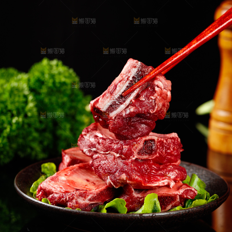 筷子上夹着牛肋排