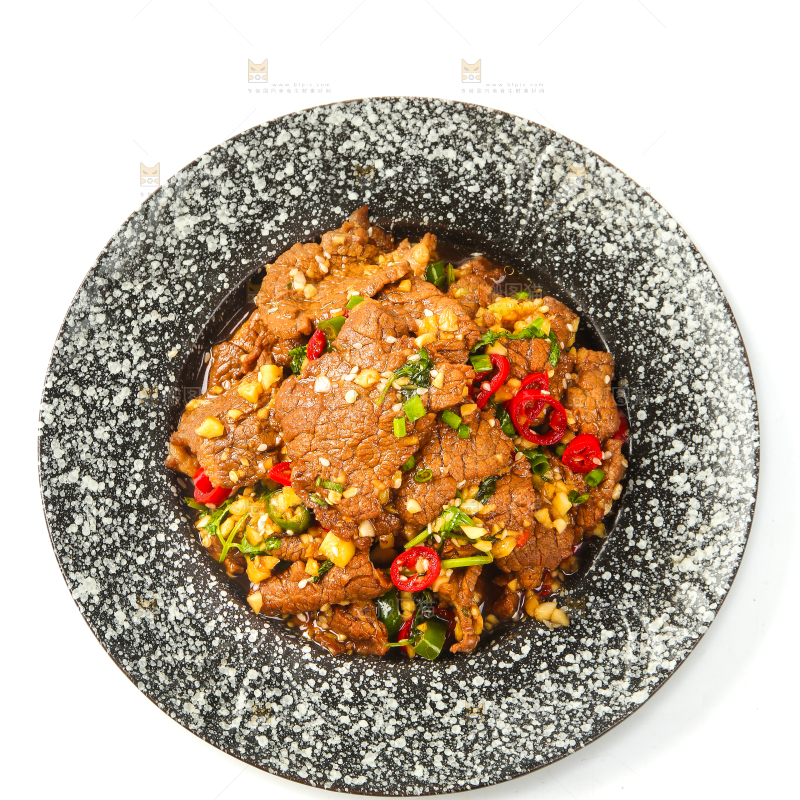 白底上摆放着一盘凉拌牛肉