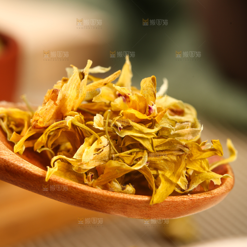 勺子里的铁皮石斛花