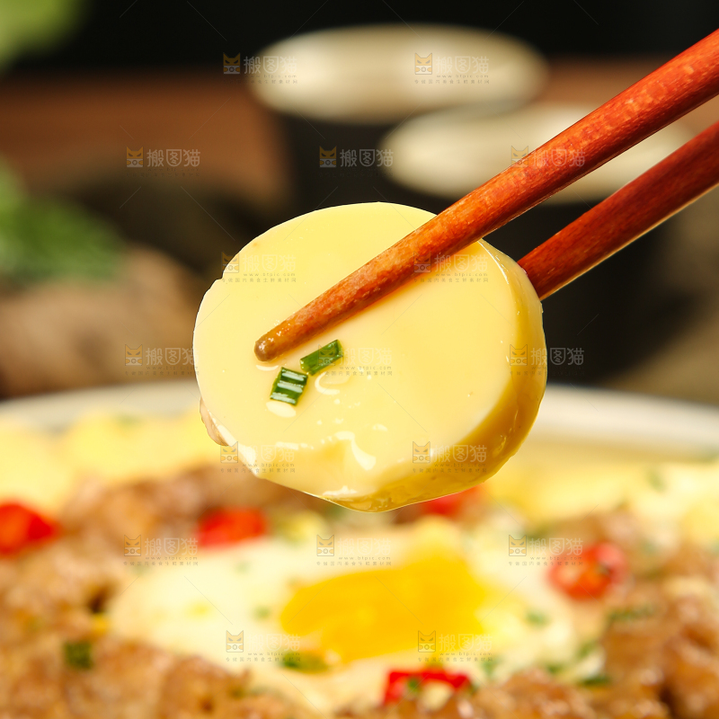 筷子上夹着鸡蛋豆腐