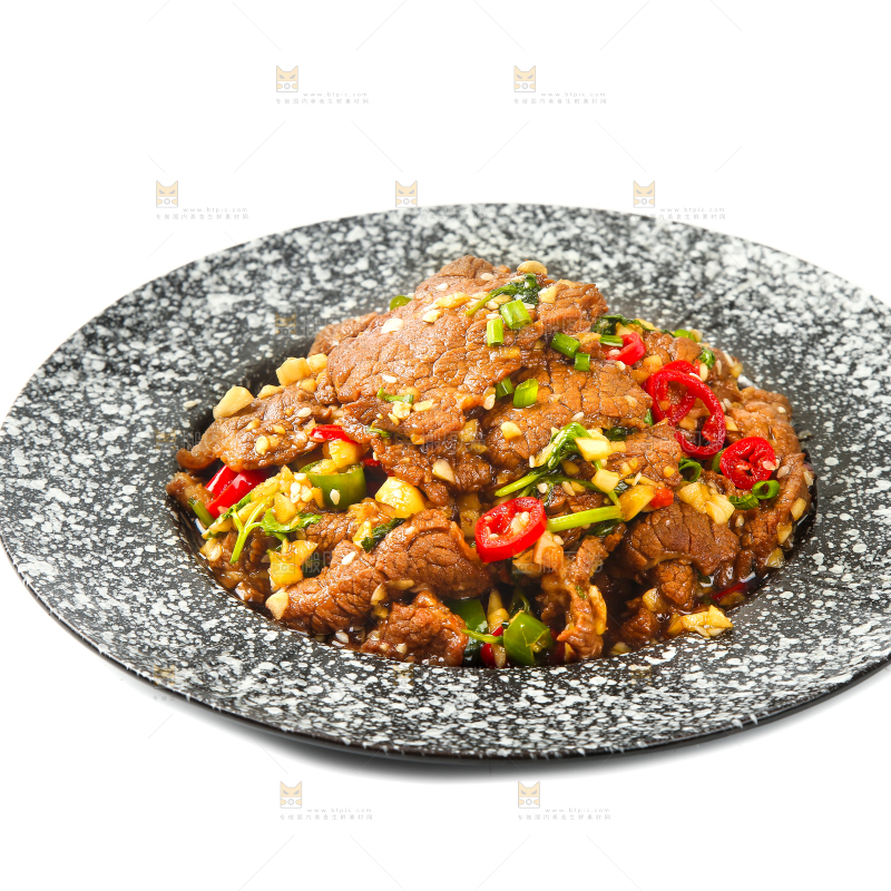 白底上摆放着一盘凉拌牛肉
