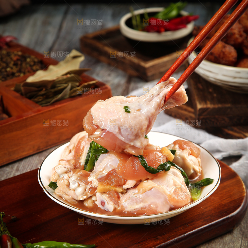 筷子上夹着小鸡腿