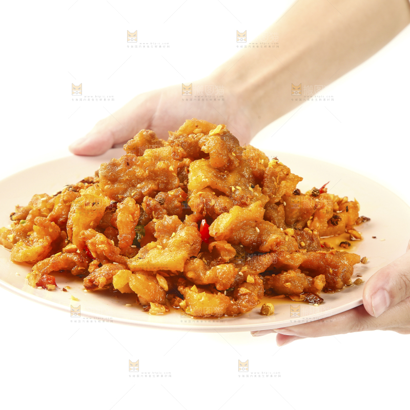 手里端着一盘辣子小酥肉