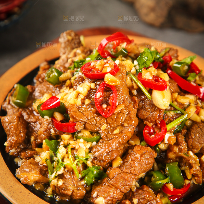 案板上放着一盘凉拌牛肉