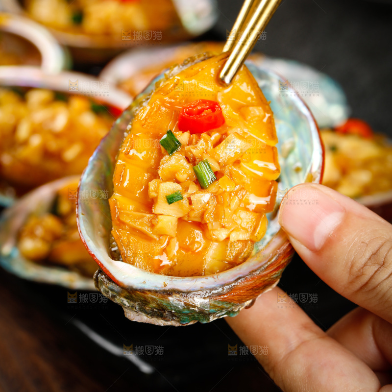筷子上夹着鲍鱼