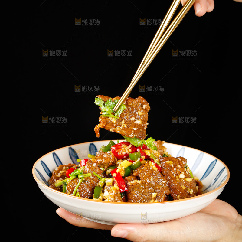 手里端着一盘凉拌牛肉