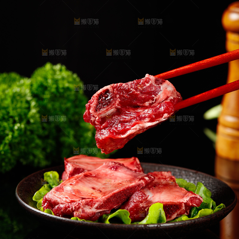 筷子上夹着牛肋排