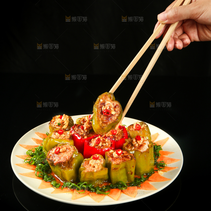 筷子上夹着青椒酿肉