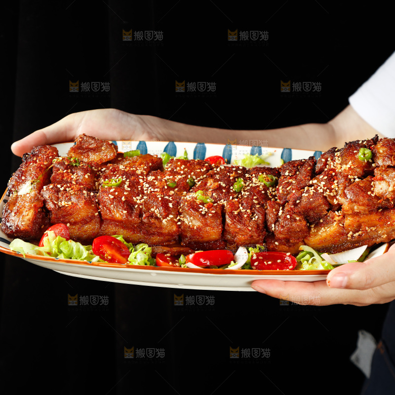 手里端着一盘烤五花肉