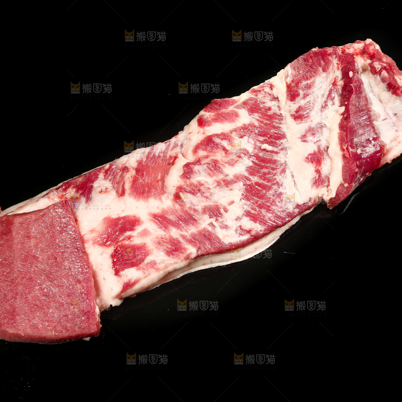 黑底上摆放着五花肉