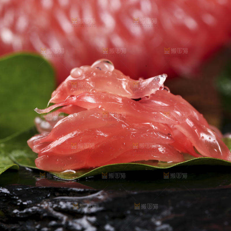 黑底上的红心蜜柚果粒