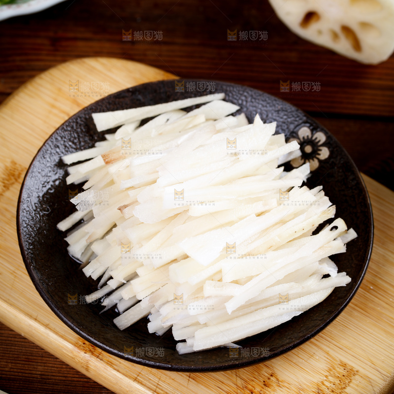 木板上一盘藕丝