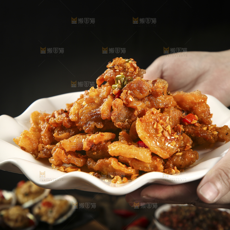 手里端着一盘辣子小酥肉
