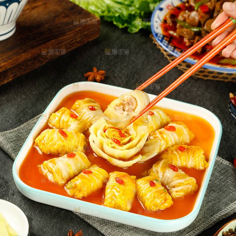 筷子上夹着娃娃菜卷肉