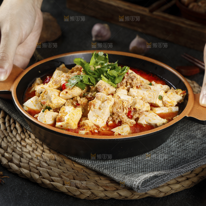 手里端着一盘麻婆豆腐