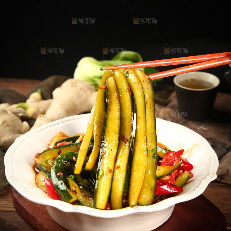 筷子上夹着腌制黄瓜条