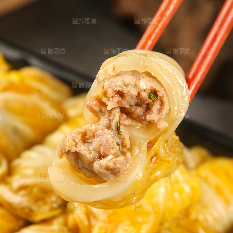 筷子上夹着娃娃菜卷肉